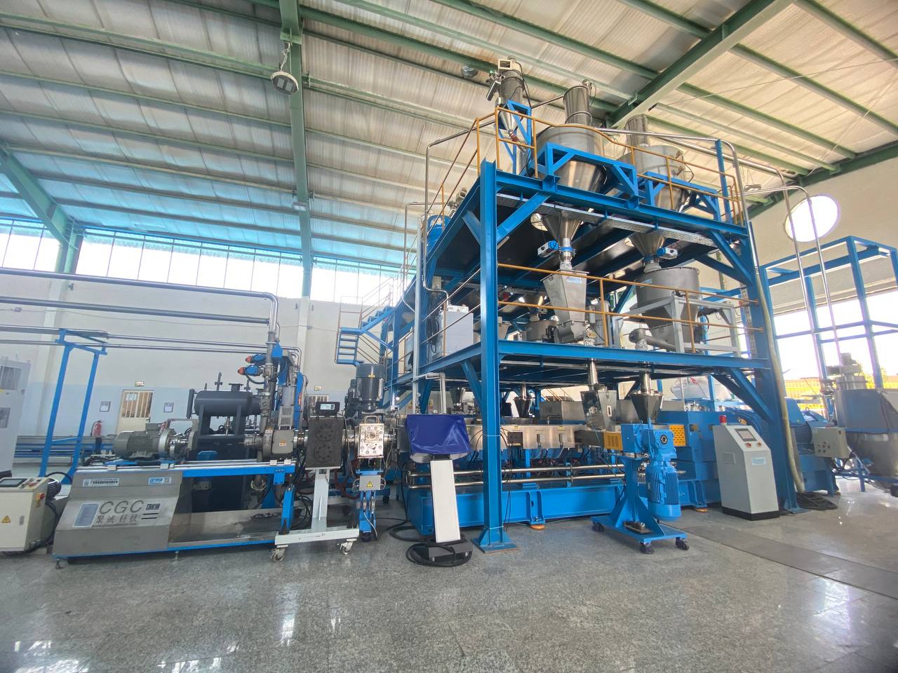 Twin-screw compounding line with its two-storey gravimetric dosing platform